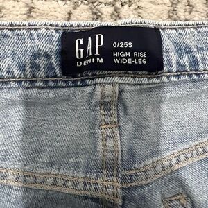 Gap women’s high rise wide leg jeans size 0/25 short